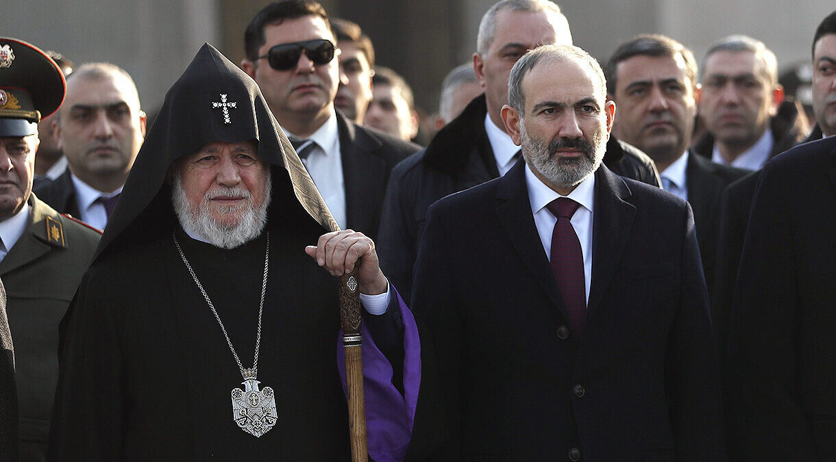 Armenia: Premier spycha patriarchę do narożnika